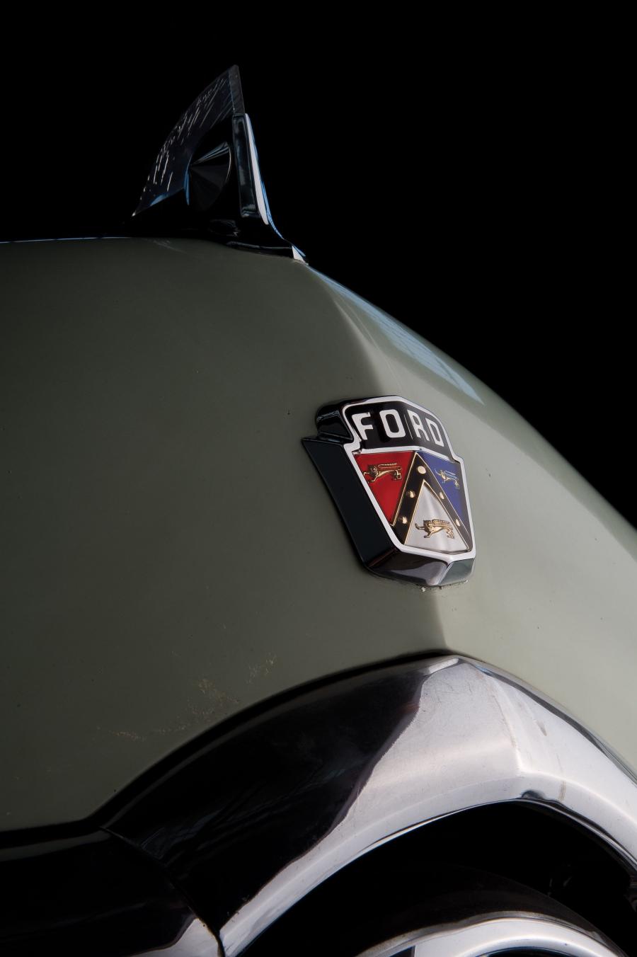  Ford Custom DeLuxe Tudor Sedan 1950 года  (фото 3 из 10)